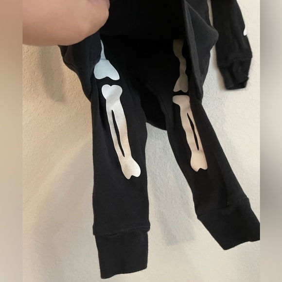 Carter's Black Skeleton glow in the dark Pajama Set size 12 months - Picture 3 of 6